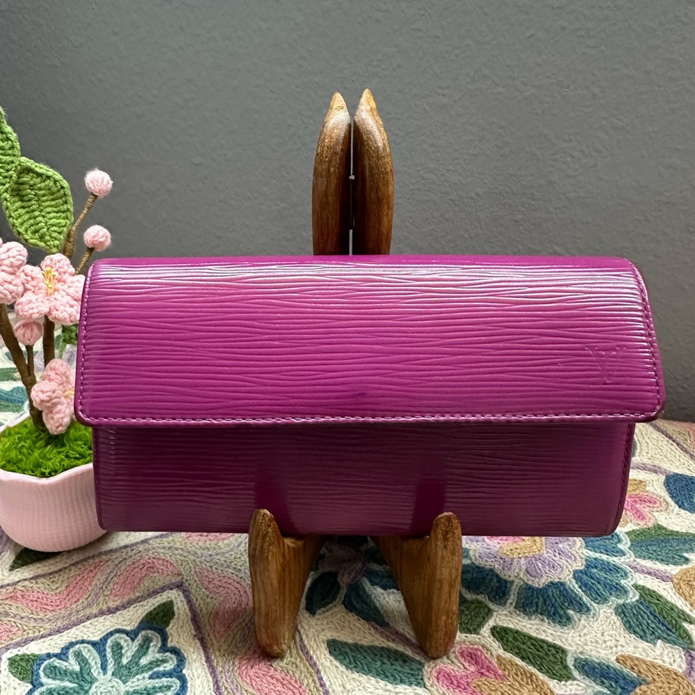 AUTHENTIC LOUIS VUITTON EPI WALLET.